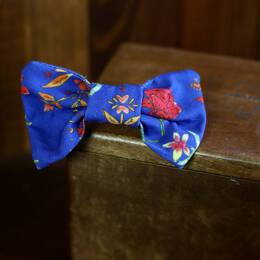 Petit noeud Elena - Motif fleuri fond bleu indigo