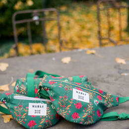 Sac banane Natacha - Motif fleuri fond vert sapin