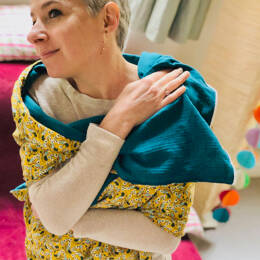 Foulard réversible gaze de coton bleu canard et viscose jaune fleurie