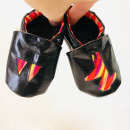 Chaussons bébé en cuir noir