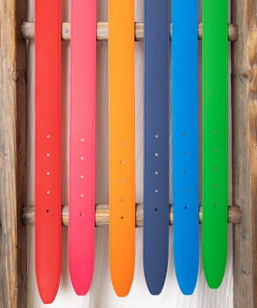 Six ceintures véganes Made in France : rouge, rose, orange, marine, bleu ciel et vert.