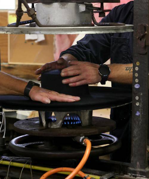 fabrication d'un chapeau en feutre par MontCapel.