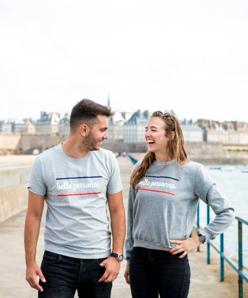 Couple avec t-shirts gris belle personne fabriqués en France.