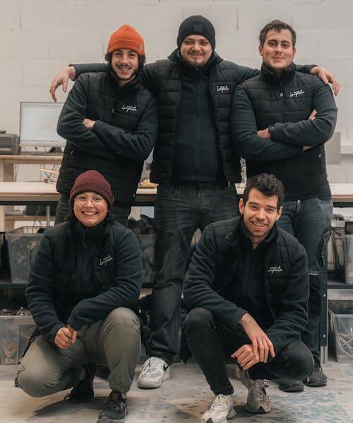 Photo collective de l'équipe d'Atelier Loupiote fabricant de lampes à poser fabriquées en France.