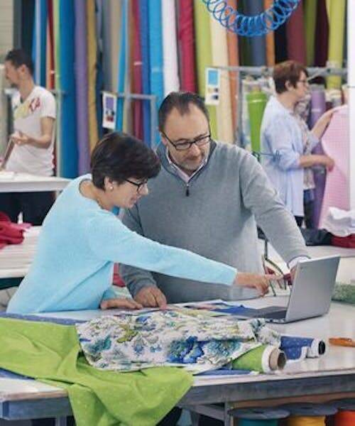 Fabrication dans les ateliers de Stores-et-rideaux.com. Un savoir-faire français pour habiller votre maison.