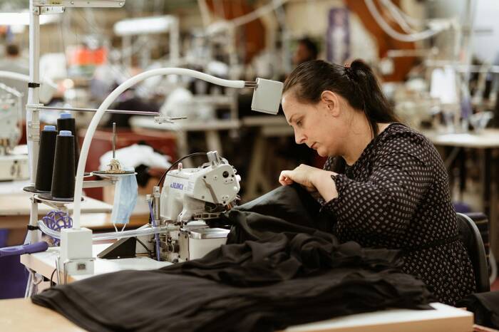 Couturière en train de confectionner et bichonner les t-shirts fabriqués en France chez Lemahieu.