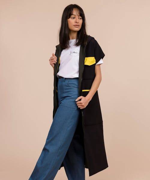 Manteau noir, jean bleu et t-shirt blanc fabriqués en France par Alliées. Vestiaire féminin.