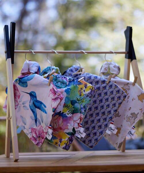 Doudous artisanaux et fabriqués en France suspendus à des cintres.