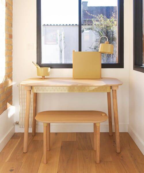 Bureau en bois et lampe fabriqués en France de la marque Dizy