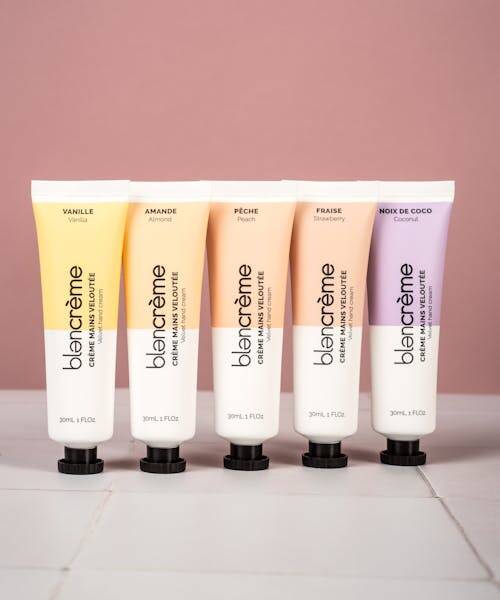 Gamme des crèmes pour mains veloutées de Blancrème. Disponible en parfum vanille, amande, pêche, fraise et noix de coco.