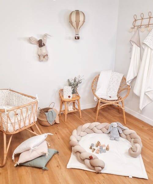 Chambre de bébé équipé par Sevira kids avec coussin, peluche, décoration, linge pour bébé fabriqués en France.