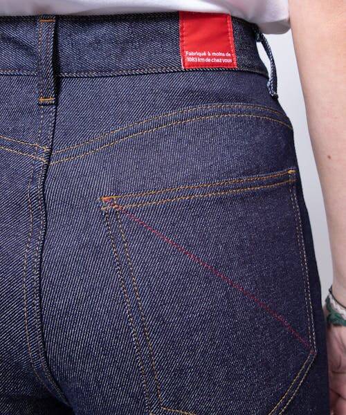 Jean de dos avec la célèbre étiquette rouge de 1083, best seller de sa production française.