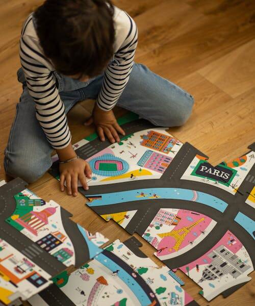 Garços assemblant son circuit Paris fabriqué en France par Les circuits de Simon.