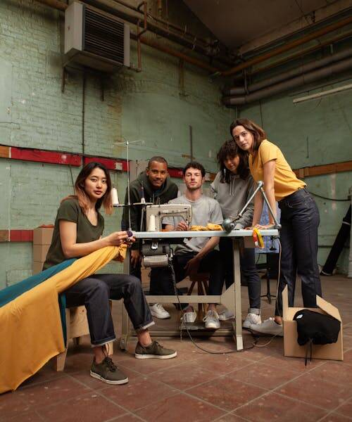 Jeans made in France pour hommes et femmes, t-shirt kaki et T-shirt jaune