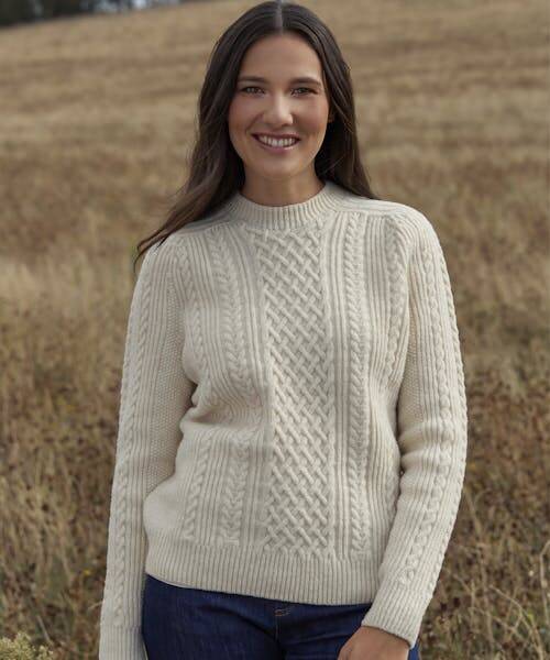 Femme brune portant un pull blanc fabriqué en France par l'Atelier Missègle dans le Tarn.