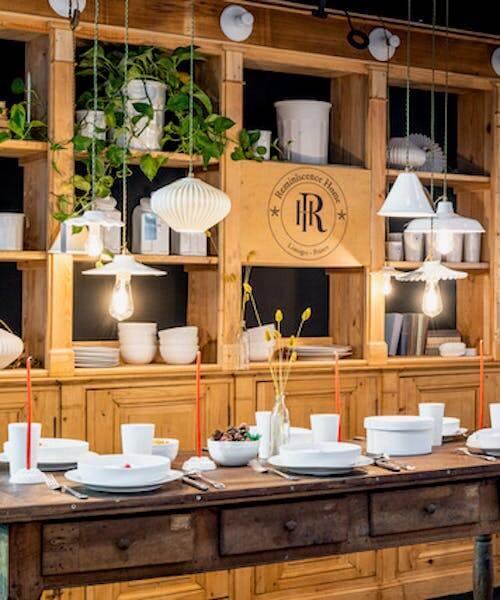 Exposition de vaisselle et luminaires fabriqués en France. 