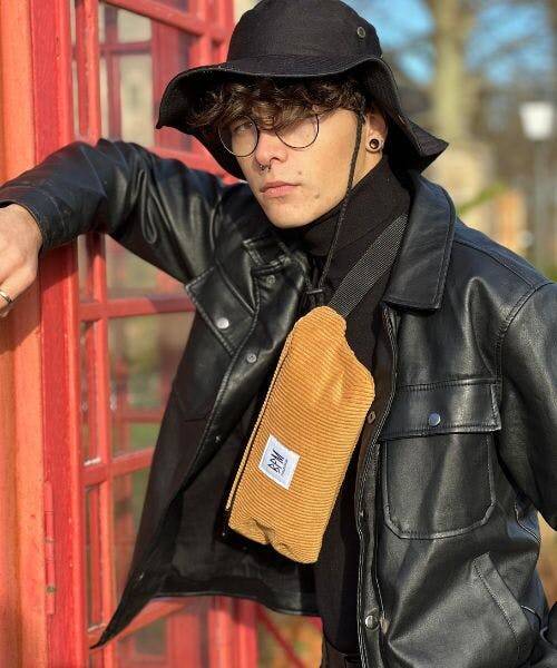 Homme portant une banane en velours marron et fabriquée en France par La boutique BPM.