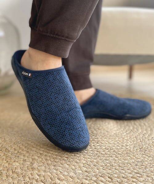 Homme portant dans pantoufles bleus pour homme fabriqué en France.