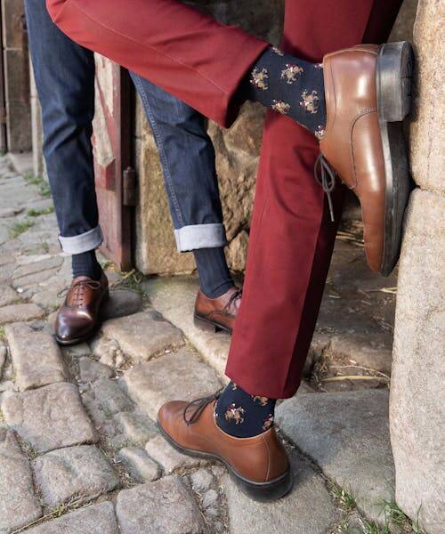 Homme portant des chaussettes bleus avec motifs chevaux fabriquées en France par Maison Broussaud.