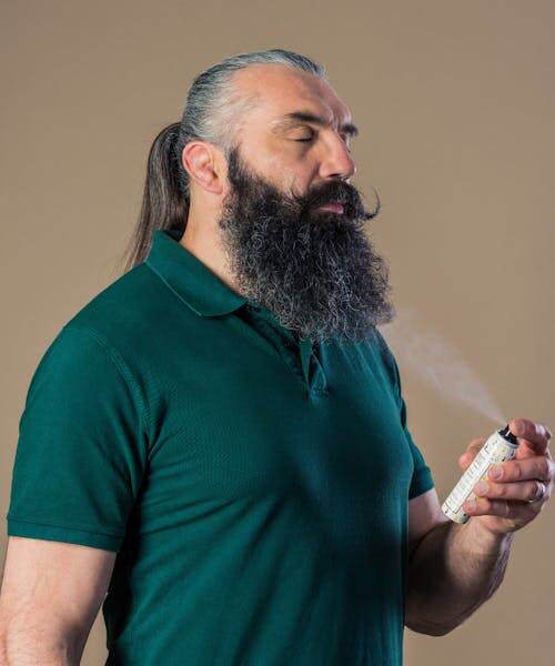Sébastien Chabal s'appliquant un soin barbe d'Au Poil fabriqué en France.