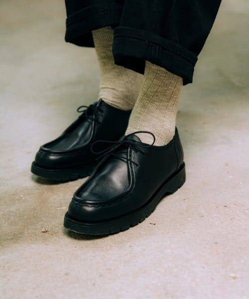 Homme portant des Derbies semelle crantée cuir noir Made in France fabriquées par KLEMAN.