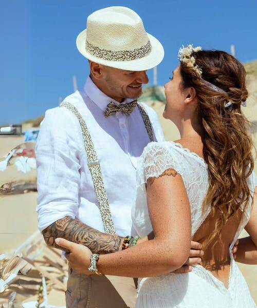 Couple de mariés, l'homme portant des bretelles et un chapeau liberty Made in France de la marque Mademoiselle Pap’ et Cie.