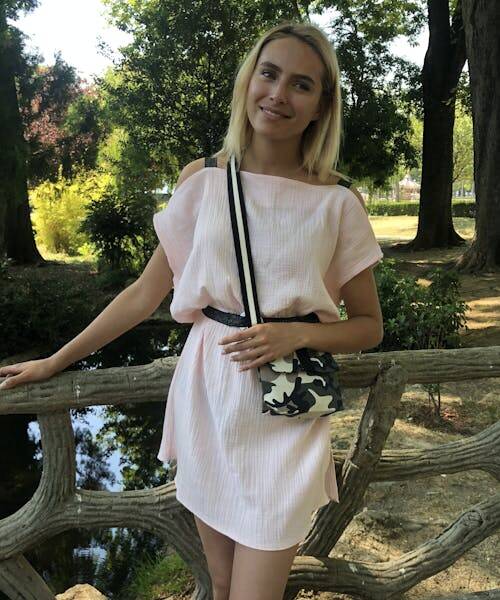 La Robe Luna- Rose poudre avec des bretelles d’épaule Lurex noir fabriqué à Paris par la marque Debuchy.