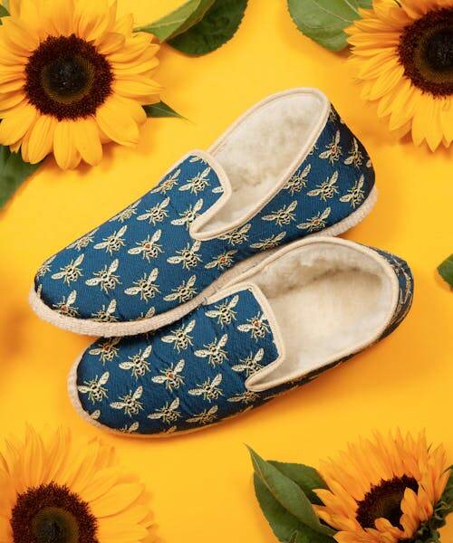 Charentaises françaises Cousus bleu roi avec motif abeilles.