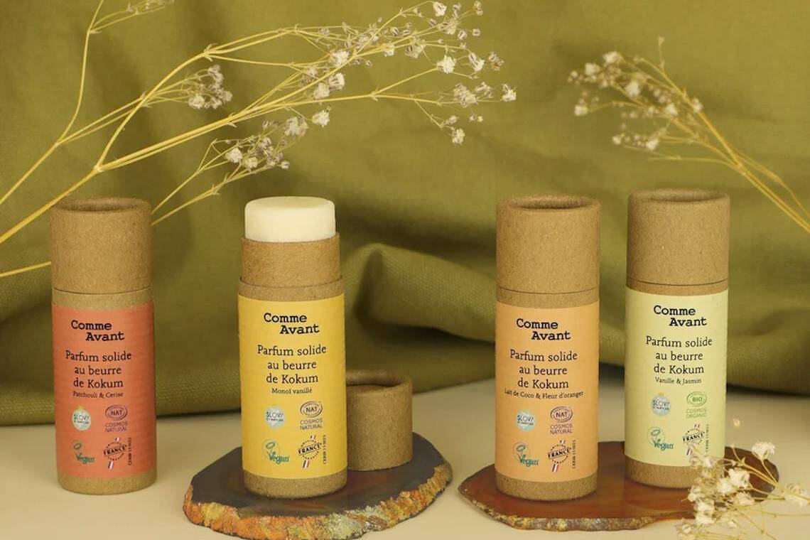 Quatre parfums solides au beurre de Kokum de la marque Comme Avant. Les parfums disponibles : Vanille & Jasmin , Lait de coco & Fleur d'oranger, Patchouli & Cerise, Monoï vanillé. Certifiés Bio et Origine France Garantie.