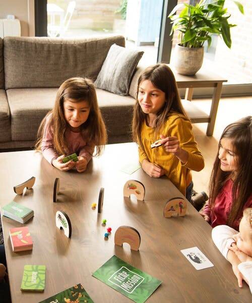 Groupe de jeunes filles jouant à des jeux en bois Made in France