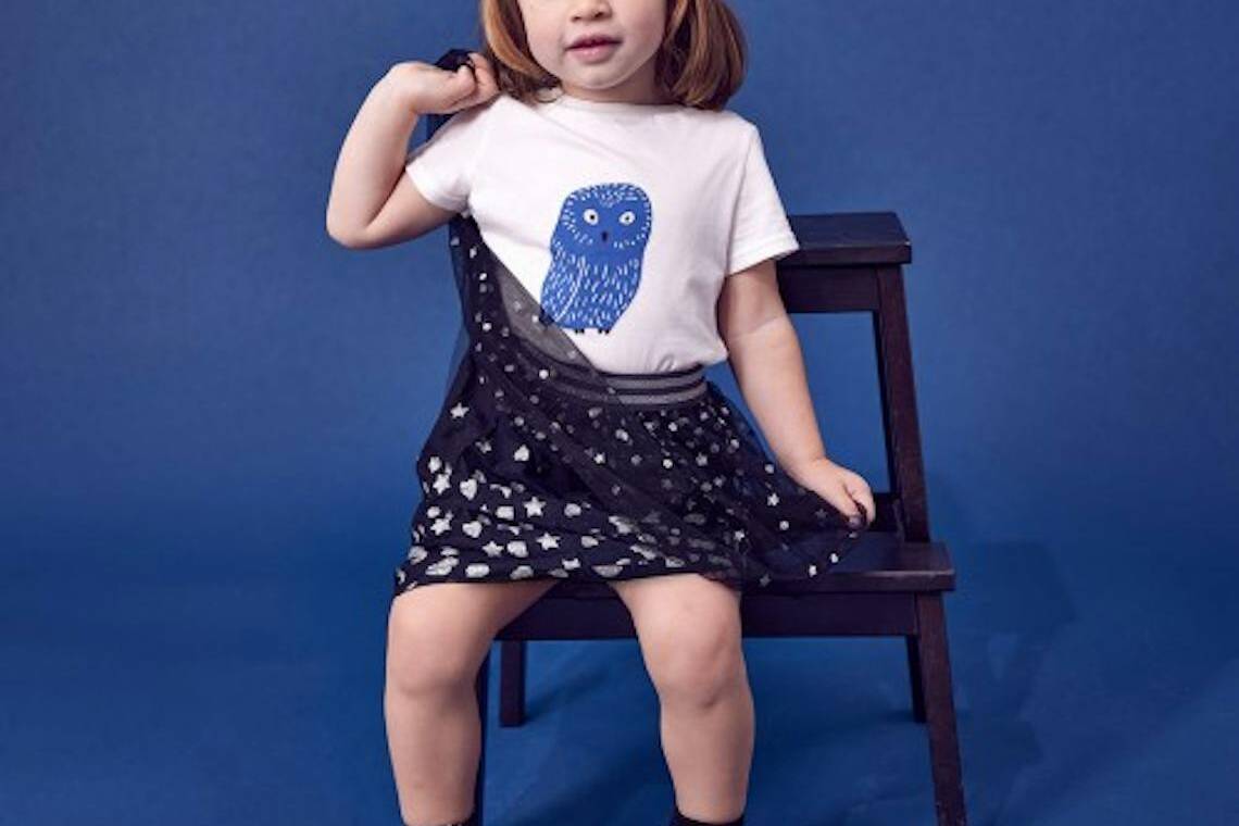 Petite fille portant un t-shirt blanc avec motif de chouette fabriqué en France par La Gentle Factory.