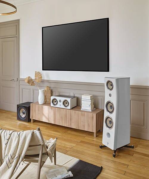 Focal propose des casques audio, haut-parleurs et enceintes Made in France.