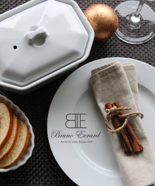 Assiette et plat blanc en porcelaine fabriqué en France par Bruno Evrad.