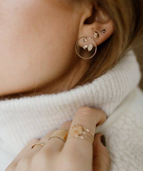 Boucles d'oreilles dorées fabriquées à Lille en France par Constance L.