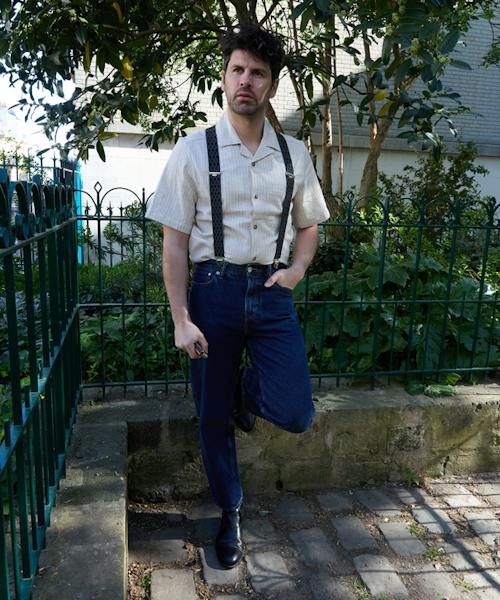 Homme portant des bretelles fabriquées en France par Vertical l’Accessoire.