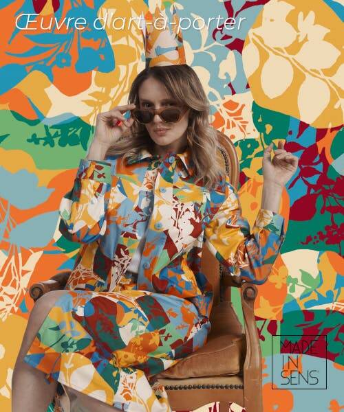 Femme portant la veste et la jupe Hawai orange fabriquées en France par Made in Sens.