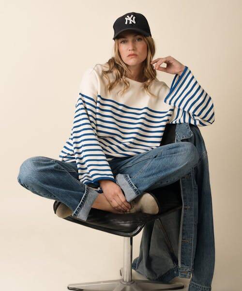 Femme portant une marinière Tricots Jean Marc, un savoir-faire français et clamartois inimitables.