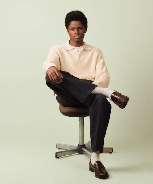 Homme portant polo beige tricotés en France, à Clamart dans les Hauts-de-Seine.