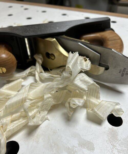 Rabot à main de menuiserie avec copeaux de bois.