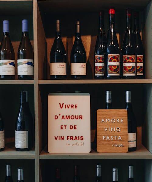 Photo de deux affiches en bois et plexi fabriquées en France et personnalisées