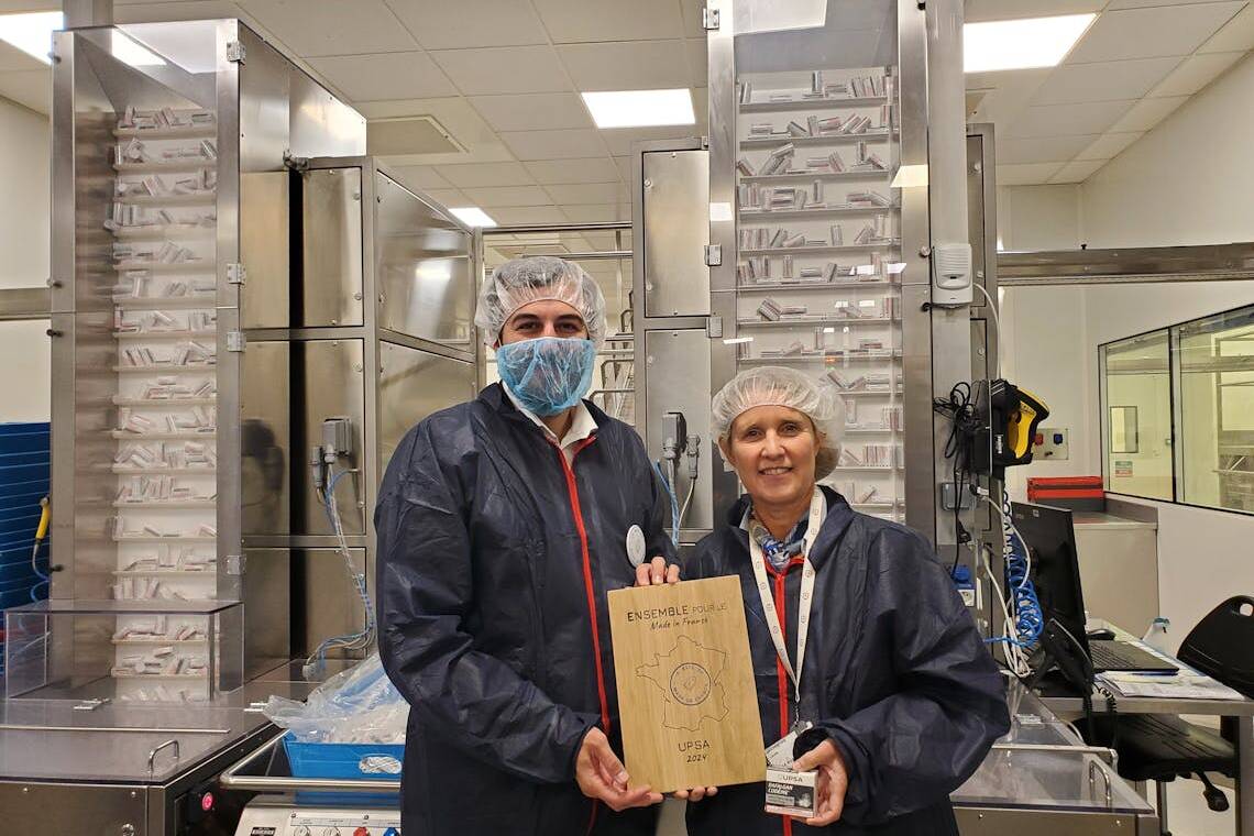 Responsibility, et Olivier Paccalin, président cofondateur de Lesitedumadeinfrance.fr remet un trophée du Made in France à Laure Lechertier, Director of Market Access, Communication and Public Affairs, Corporate Social.