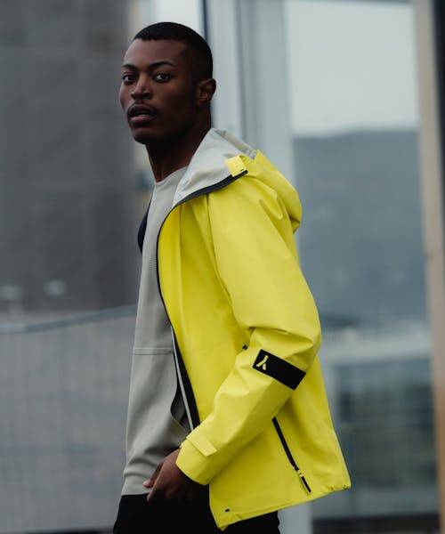 Homme portant une veste imperméable jaune de la marque INSPYRATIONS.