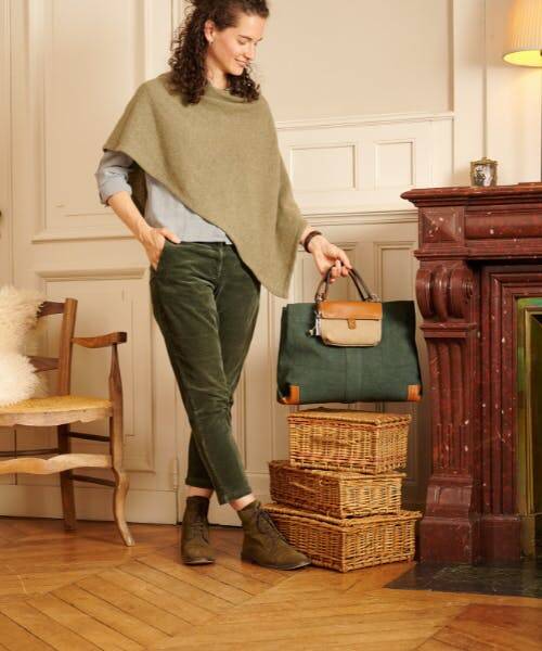 Femme portant un sac à main fabriqué en France par la marque Tussor.