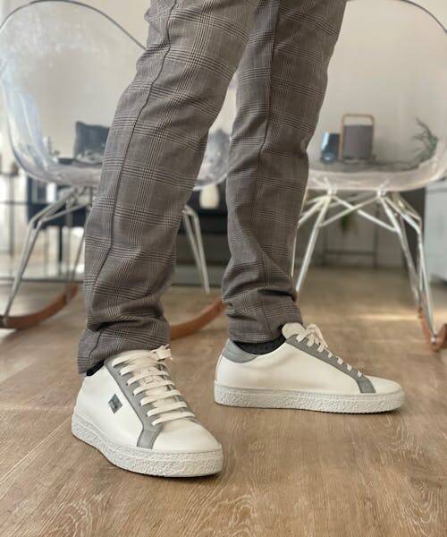 Homme portant des sneakers blanches et grises fabriquées en France par SMART POWER.