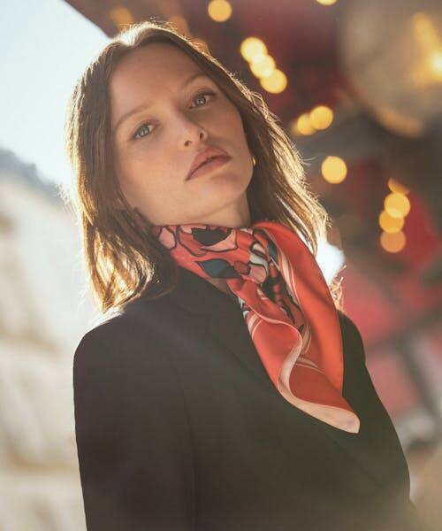 Femme portant un foulard rouge à motif fabriqué en France par Jane & Co.