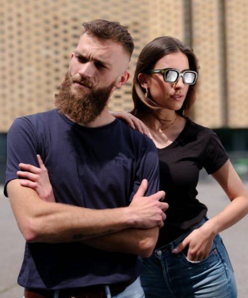 Coupe portant des t-shirts bleu et noir fabriqués en France fabriqué en France par YESI.