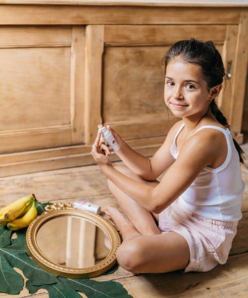 Enfant utilisant des produits de soins naturels et bio fabriqués en France par Toofruit.