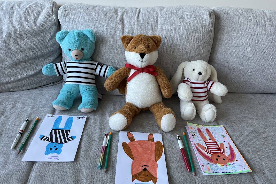 Photo de trois peluches (ours, renard et lapin) fabriquées en France par Les Petites Marie assis sur une canapé.