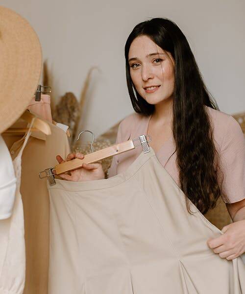 Femme brune montrant une Jupe longue midi Datura beige de Sépale Paris fabriquée en France.