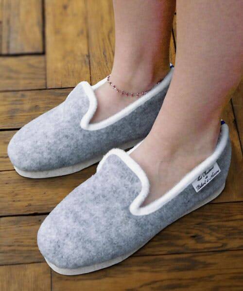 Femme portant des charentaises fabriqués en France par Les Chaussons de Bébert et Nonore.